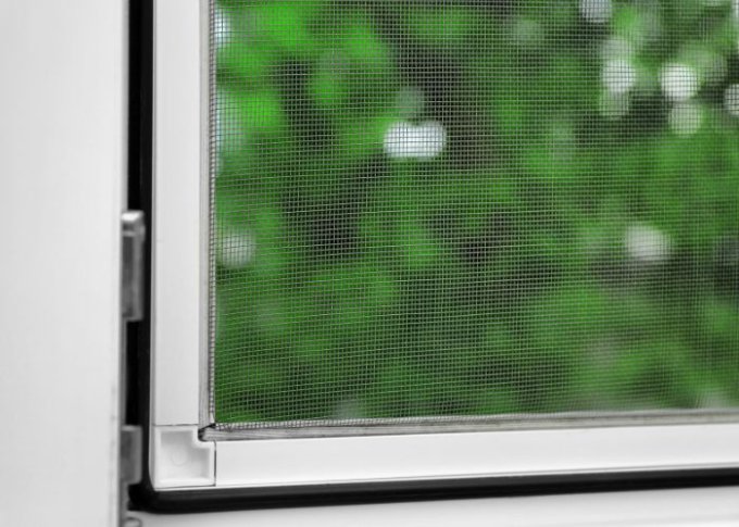 Siatka w oknie jest doskonałym zabezpieczeniem przed owadami i dziećmi